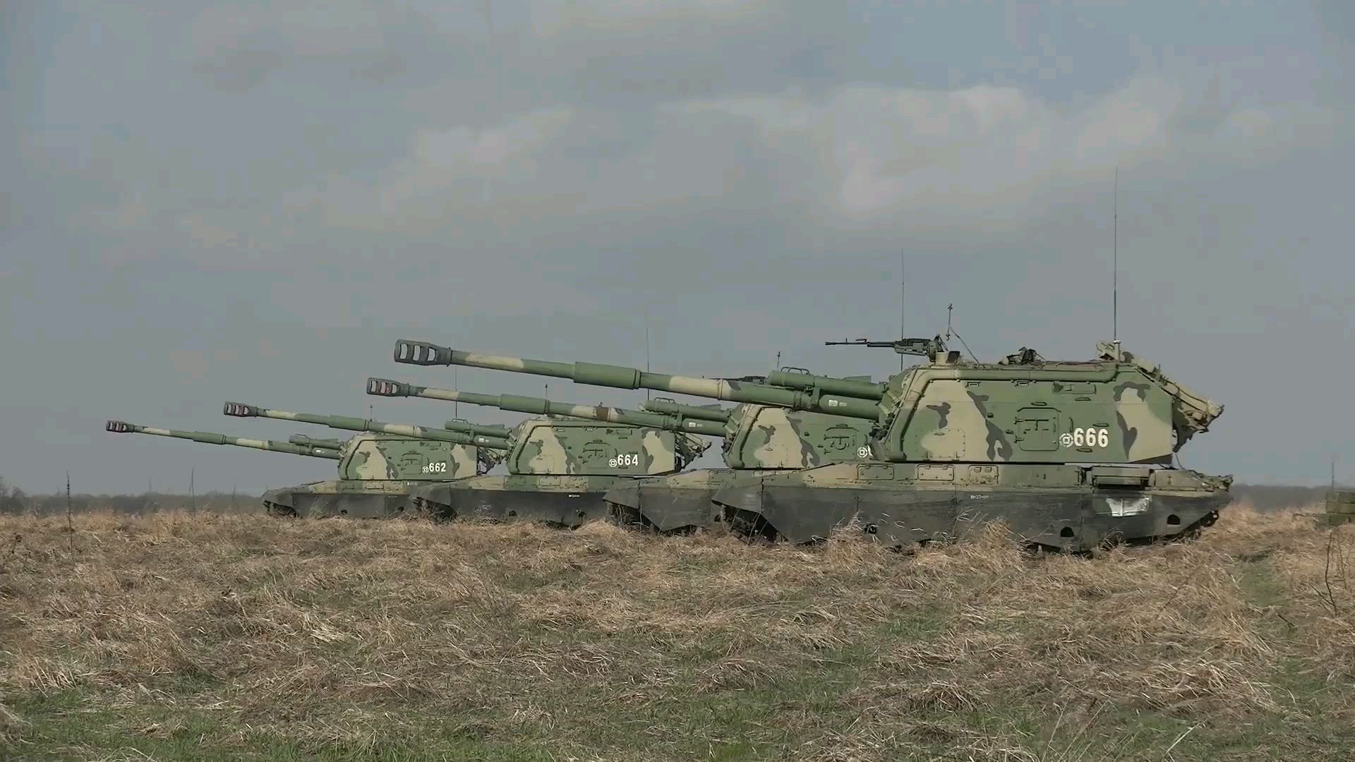 炮兵对决计算榴弹炮«Мста-С», «Гвоздика»和РСЗО «Ураган»在克拉斯诺达尔